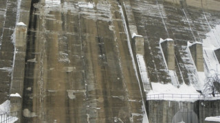 Дупчат 2 язовира, още 6 на косъм