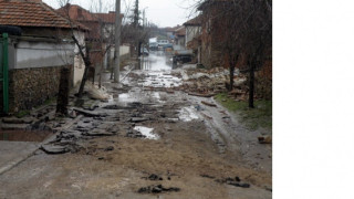 Свлачище отцепи Смолян, блокира 120 коли