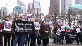Българи протестираха в Хага срещу скандален сайт