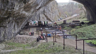 Снимали незаконно "Непобедимите” в Деветашката пещера