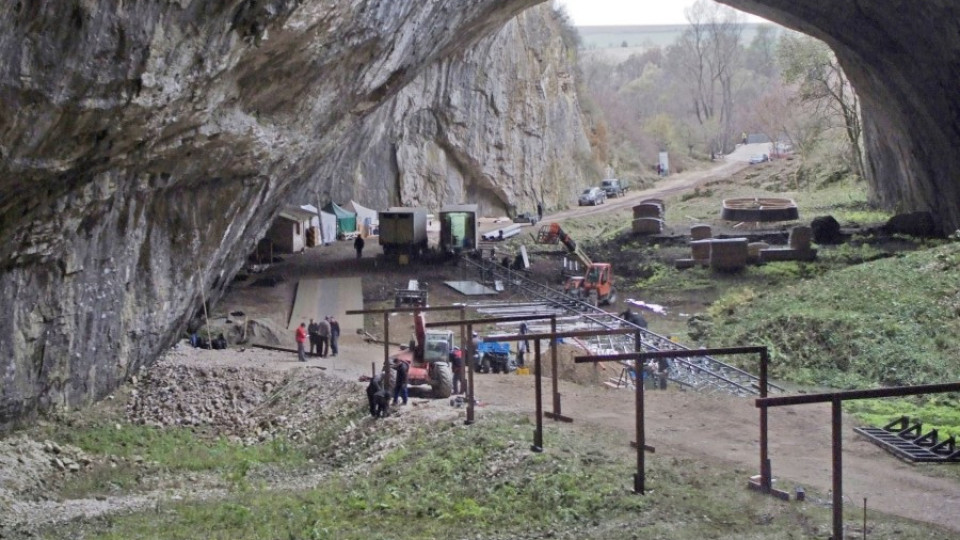 Снимали незаконно "Непобедимите” в Деветашката пещера | StandartNews.com
