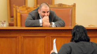 В МВР се наградили два пъти по-малко от Корнелия Нинова