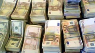 Двама пробват да източат над 400 бона от банка