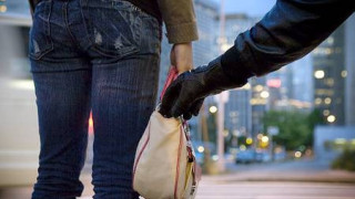 Закопчаха сериен грабител на дамски чанти