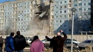 Мощен взрив на газ срути цял вход в руски град (ВИДЕО)