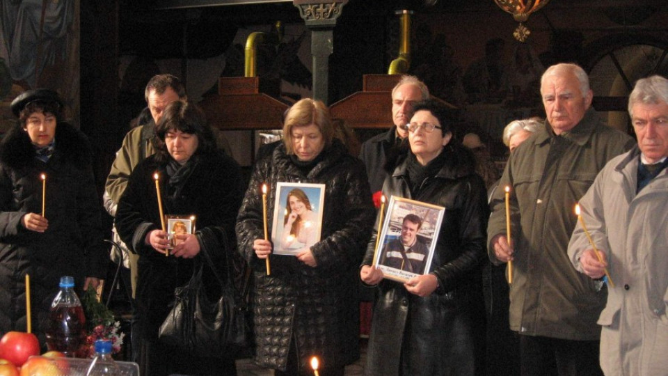 Отслужиха панахида за жертвите от влака-факла | StandartNews.com
