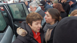Кристалина и Цветанов кумуват на пожарникар