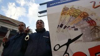 Отрязаха с 22% минималната заплата в Гърция 