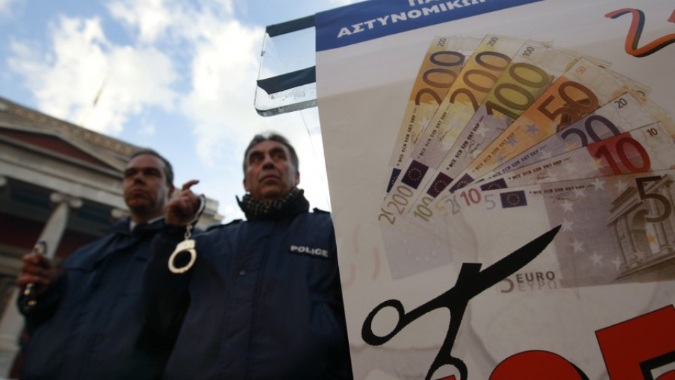 Отрязаха с 22% минималната заплата в Гърция  | StandartNews.com