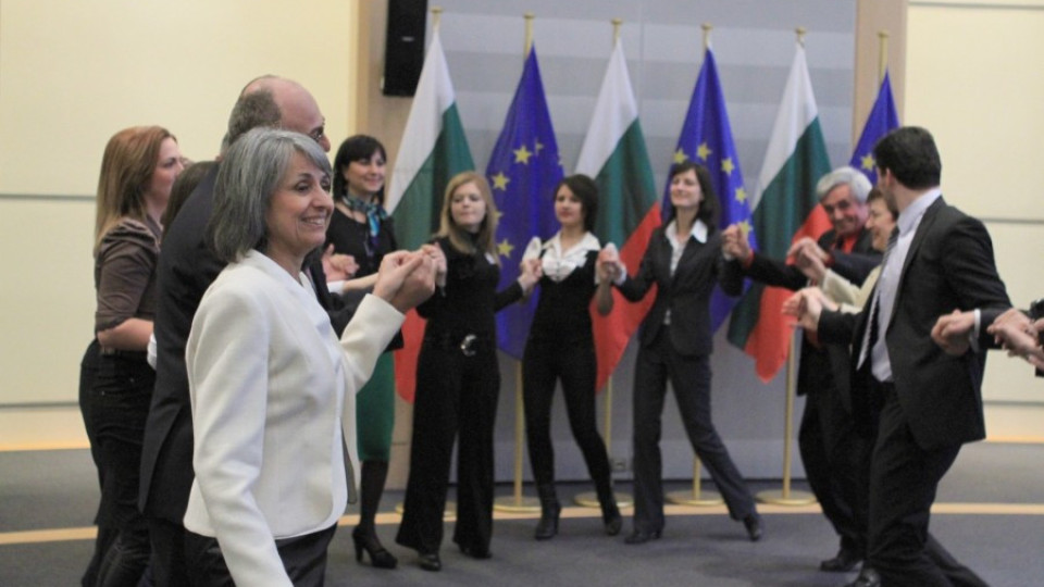Българско хоро люшна Европарламента (СНИМКИ) | StandartNews.com