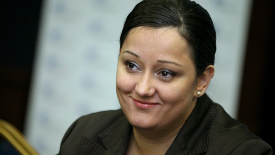 Лиляна Павлова върна 1400 лв. бонуси | StandartNews.com