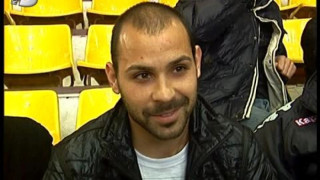 Футболист на ЦСКА гони камера с патерица