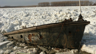 Тласкачи бутат леда по Дунав
