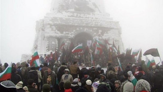 Извиха три ката хоро на връх Шипка
