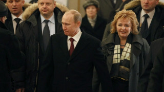 Путин пусна бюлетина с жена си