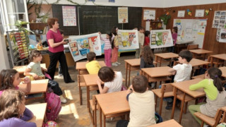 Ловят "мъртви души" в училищата