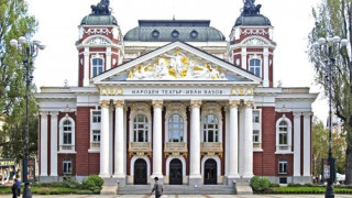 Тротоар пред Народния театър прави ток