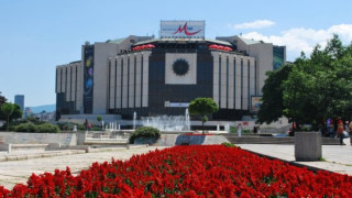 Почва чистка на кафенета пред НДК