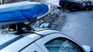 Шофьор на градус затри спътник след удар в дърво