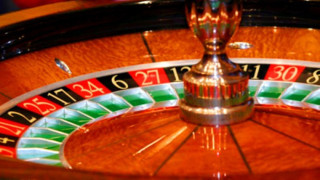 Прахосник си връща проиграни пари в казино с юмруци