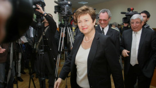 Кристалина: Хората с пари са седнали върху тях