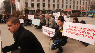 Карамфили на асфалта за жертвите на катастрофи