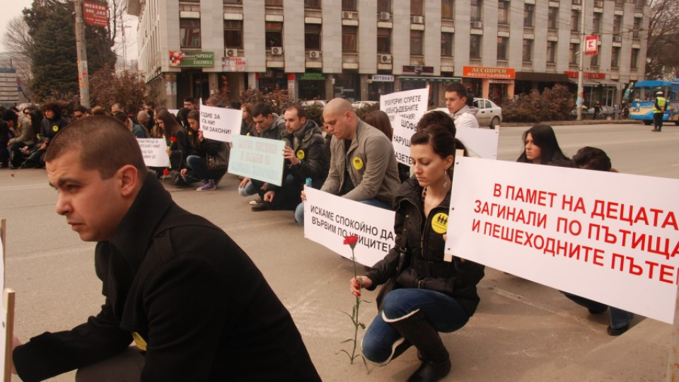 Карамфили на асфалта за жертвите на катастрофи | StandartNews.com