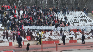 Агитката на ЦСКА протестира, шефът на "Титан" гледа от ресторанта