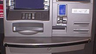 Точат ни сметките с лъжливи телефони върху банкоматите 