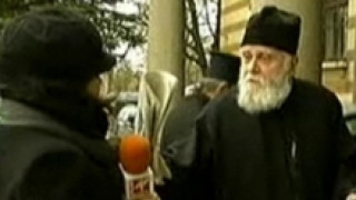 Божи човек вдигна ръка на репортерка