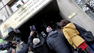 Дясната ръка на Нешева поема касата