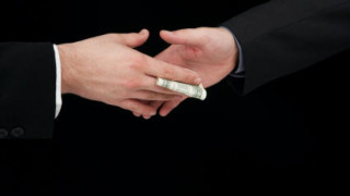 Уволниха 100 гръцки чиновници заради корупция