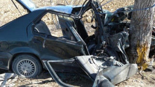 Кола се размаза в дърво, 20-годишен загина