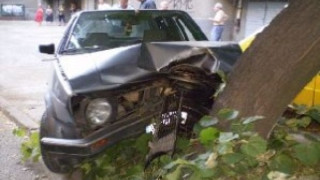 Баща заби колата в стълб и уби детето си