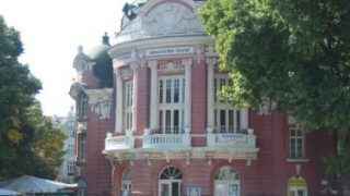 Цирк в операта, портиери гонят журналисти 