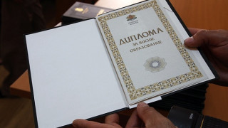 Половината висшисти с диплома за кофата