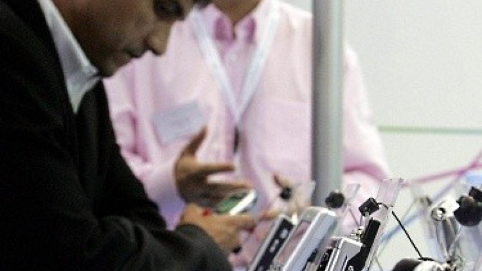Гимназии примамват ученици с безплатни GSM-и | StandartNews.com