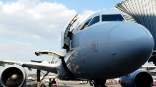 Пилот вдига самолет с дупка в крилото