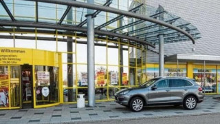 Гара Дембеле паркира на пешеходна алея