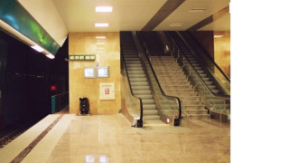 Пътник срути тавана на метрото и офейка