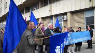 Металурзи висят напразно пред банкомат