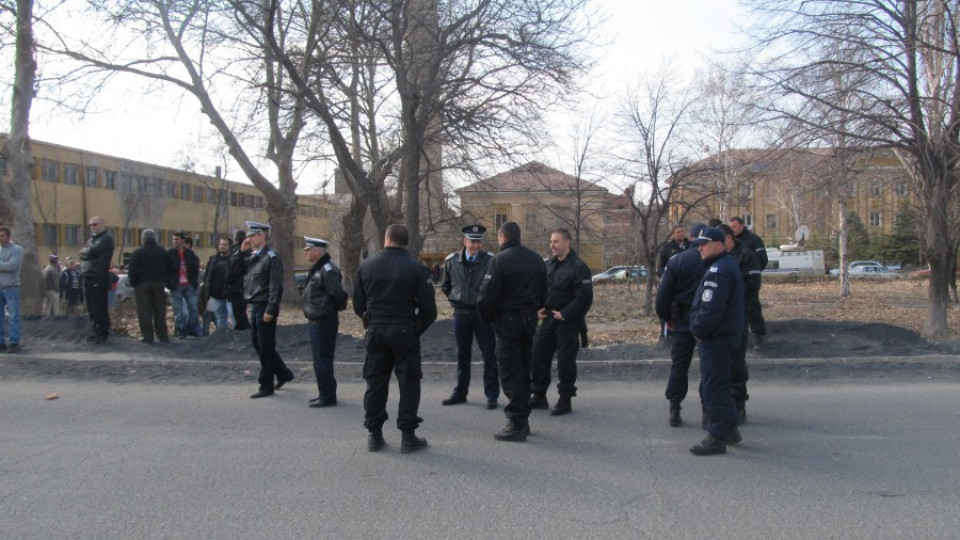 Полицията спря блокадата на металурзите | StandartNews.com