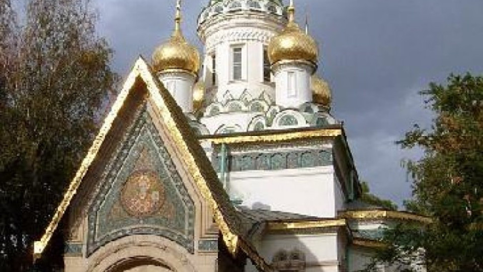 Камери заснеха нощен пикник пред Руската църква | StandartNews.com