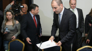 Службите остават без министър
