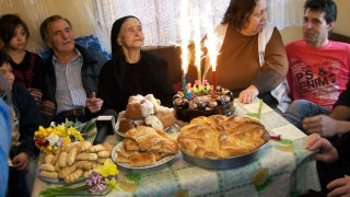Попадия навърши век с фойерверки и ошав