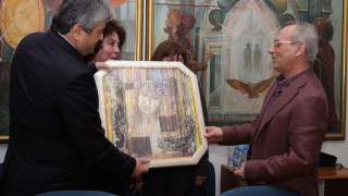 Чакат 4 ч на опашка да поздравят рожденика Доган