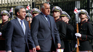 Посрещат Борисов с военни почести в Тбилиси
