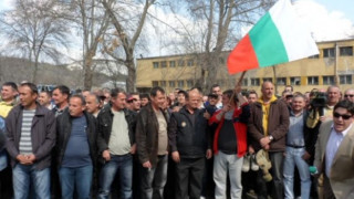 Работниците в ОЦК продължават протестите