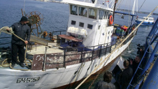 Министър посрещна освободения от румънците кораб