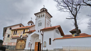 Петя Славова търси рамо за Клисурския манастир